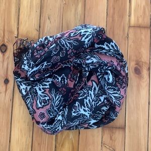 Lightweight scarf/shall